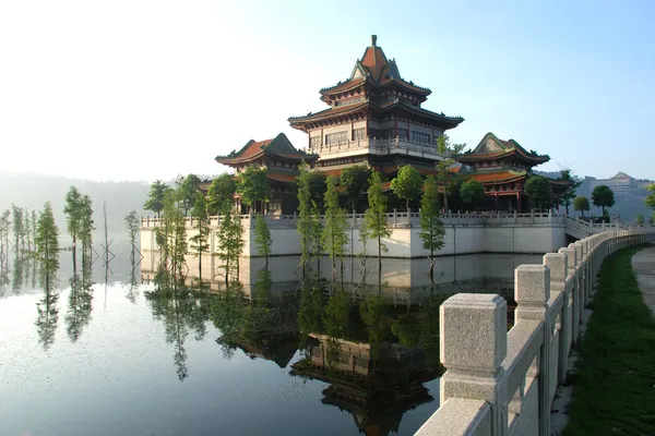 Het oude paviljoen op een stenen terras in meer in een keizerlijke chinese tuin. — Stockfoto