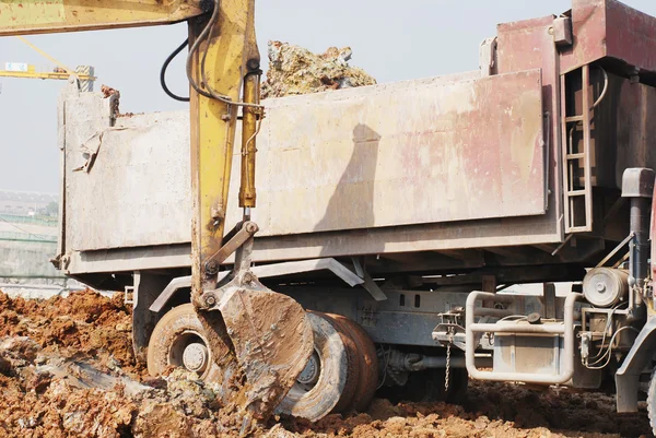 Backhoe loading a dump truck — Stock Photo, Image