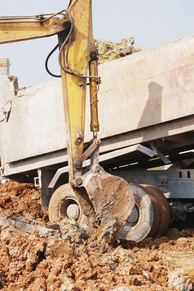 Backhoe loading a dump truck — Stock Photo, Image