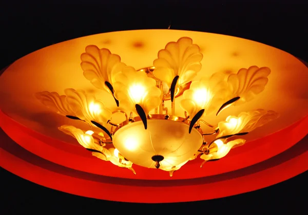 黄金色の天井ランプ — ストック写真