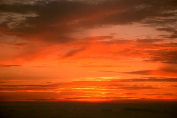 Le coucher du soleil et le paysage nuageux avec des rayons de soleil dorés . — Photo