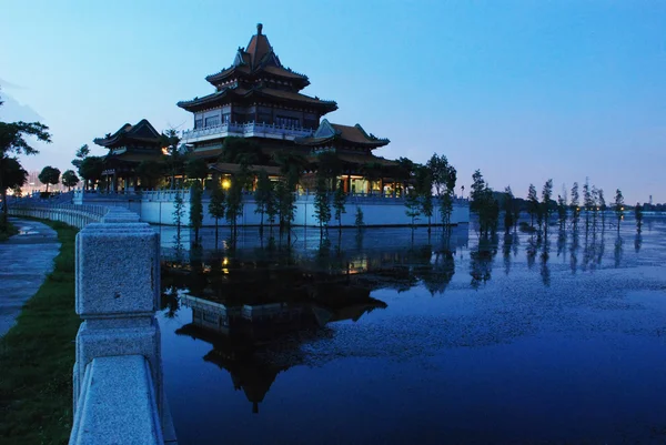 Древний павильон на каменной террасе в озере в императорском китайском саду . Стоковая Картинка