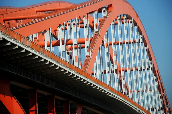 El cable de acero de color naranja se mantuvo puente alto en el cielo azul . —  Fotos de Stock