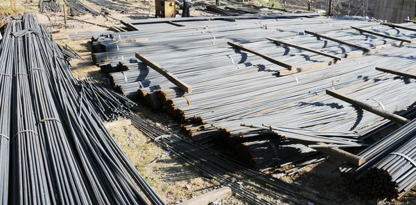 Das Bündel aus Stahlstangen stapelt sich auf der Baustelle — Stockfoto