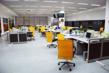 Şirket ofis fıçı tahtası tablolar, bilgisayarlar ve diğer mobilya.
