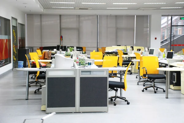 La oficina de la empresa con mesas de tablillas, computadoras y otros muebles . — Foto de Stock