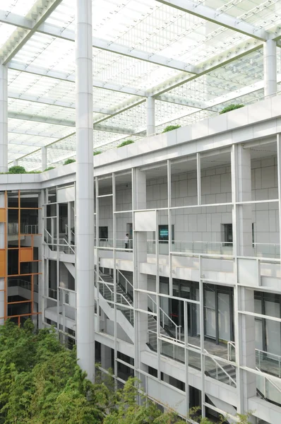 El moderno edificio con pasillo interior y jardín de bambú . —  Fotos de Stock