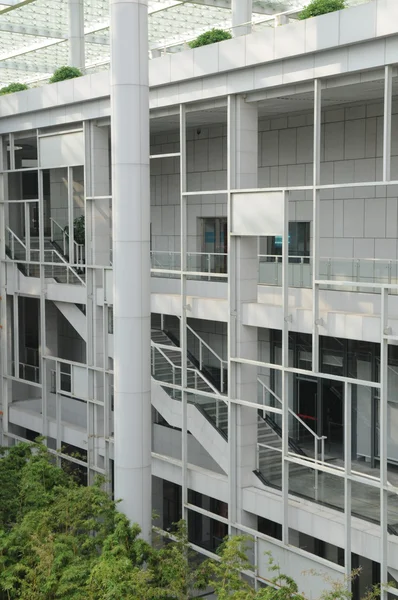 Moderní budova s krytým koridorem a bambus zahrada. — Stock fotografie