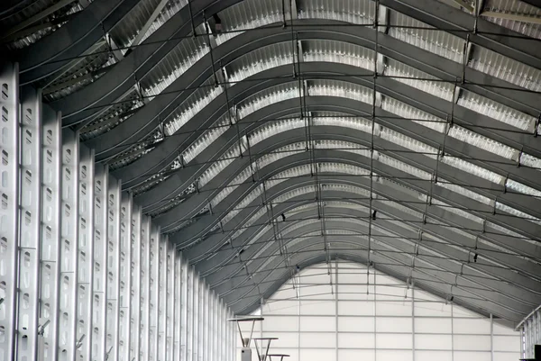 钢和玻璃结构天花板. — 图库照片