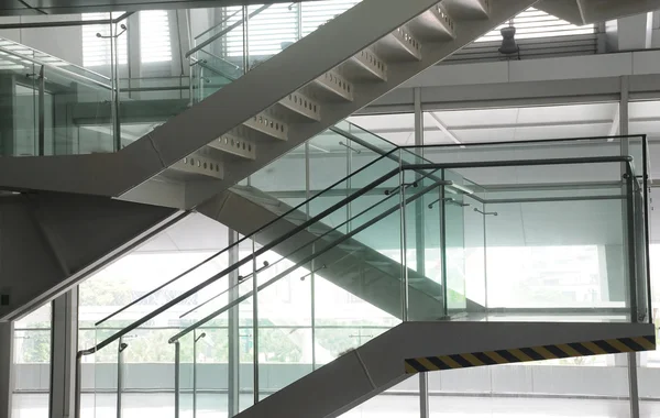 Escalera abierta en un moderno edificio de oficinas — Foto de Stock