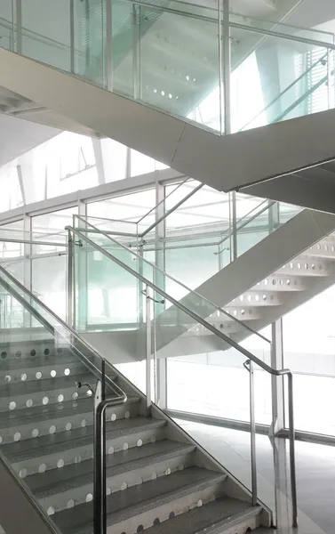 Escalier ouvert dans un immeuble de bureaux moderne — Photo