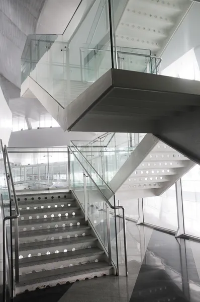 Открытая лестница в современном офисном здании Стоковое Изображение