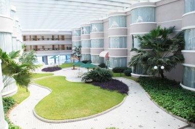 çayır ve kaldırım ile modern tatil otel iç Bahçe.