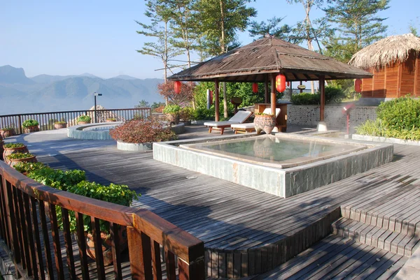 Resort avec piscine extérieure — Photo