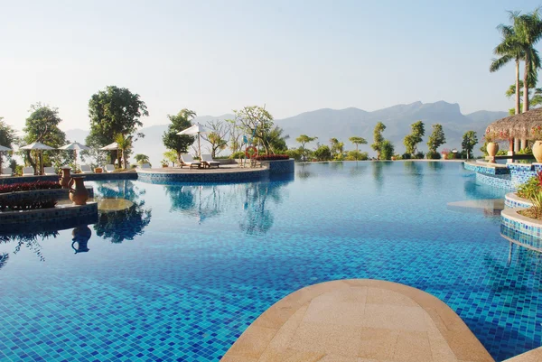La località termale di vacanza tropicale con grande piscina, Guangdong, Cina . — Foto Stock