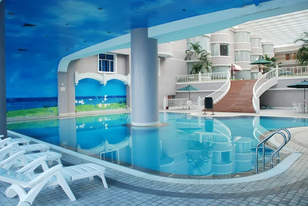Крытый бассейн отеля — стоковое фото