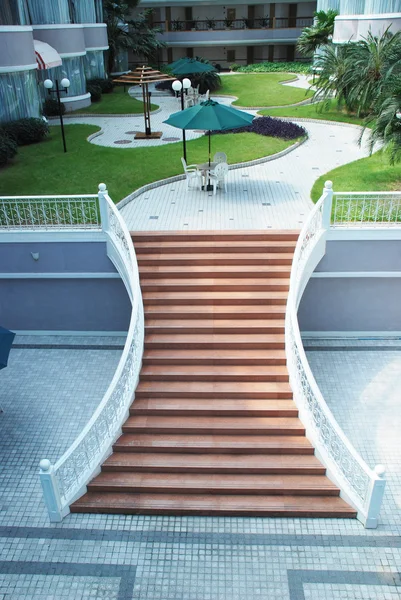 O moderno jardim interior do hotel de férias com prado e pavimento . — Fotografia de Stock