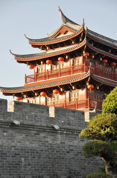 Mur de la ville antique chinoise et tour de porte en bois — Photo