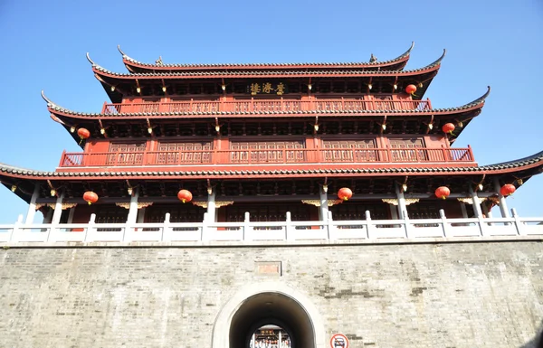 Muralha da cidade antiga chinesa e torre de portão de madeira — Fotografia de Stock