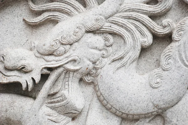 La scultura in rilievo del drago di pietra di marmo in un antico tempio cinese — Foto Stock