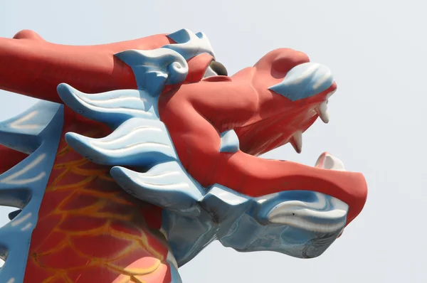 Танцующий дракон на китайском новогоднем фестивале — стоковое фото