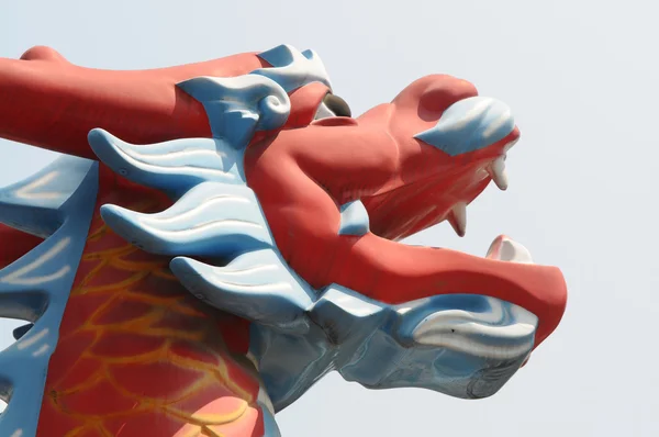 Tanzender Drache beim chinesischen Neujahrsfest — Stockfoto