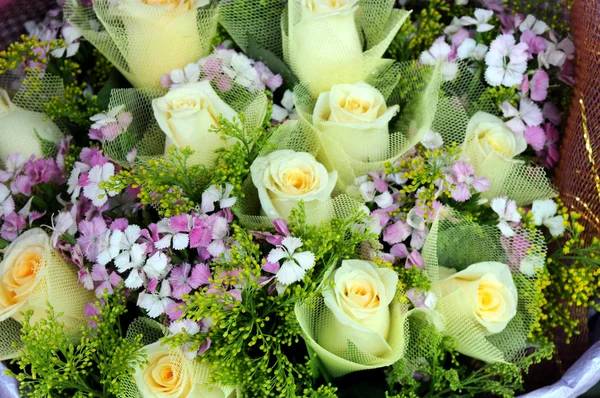 Schöner Strauß heller Blumen isoliert auf weißem Grund — Stockfoto