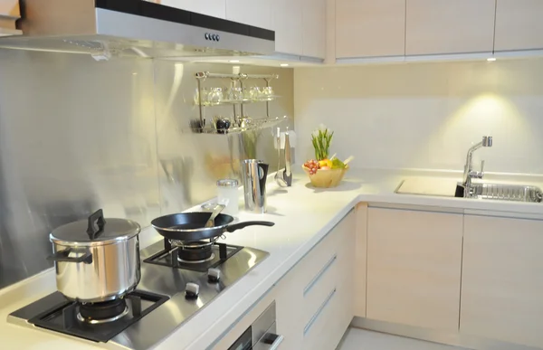 Cucina moderna familiare con armadio in acciaio inox Fotografia Stock