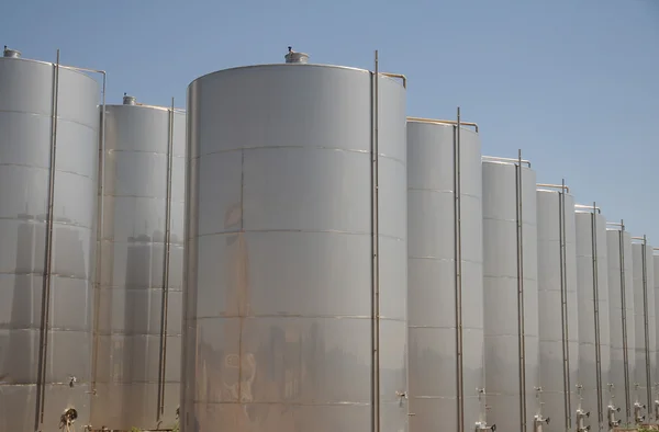 Fila de cilindros de fermentação em uma fábrica de processamento de frutas e vegetais — Fotografia de Stock