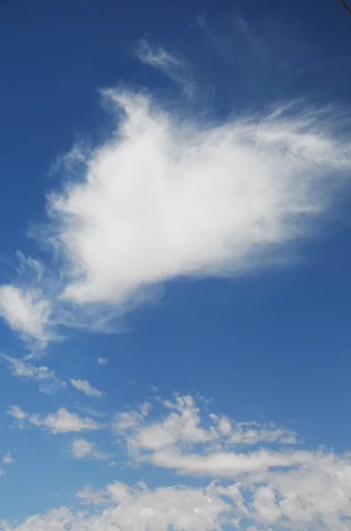 Fondo azul cielo con nubes blancas — Foto de Stock