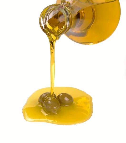 Оливкова олія, що виливається з пляшки — стокове фото
