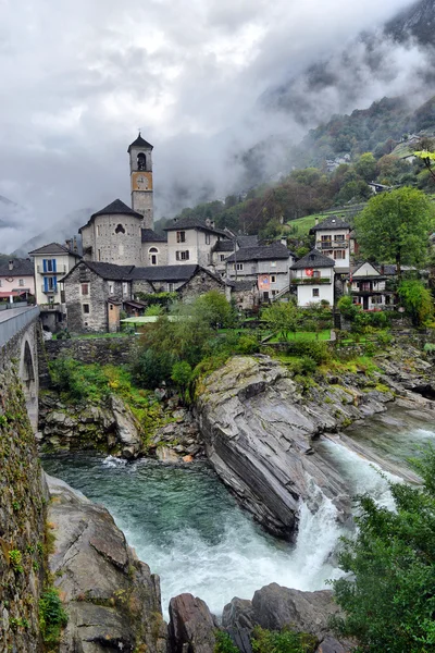 山の中のスイス村 — ストック写真