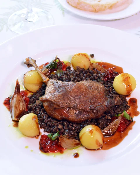 Cuisse de canard rôtie aux pommes cuites au four — Photo