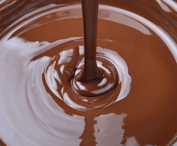 Veel chocolade vallen van bovenaf — Stockfoto