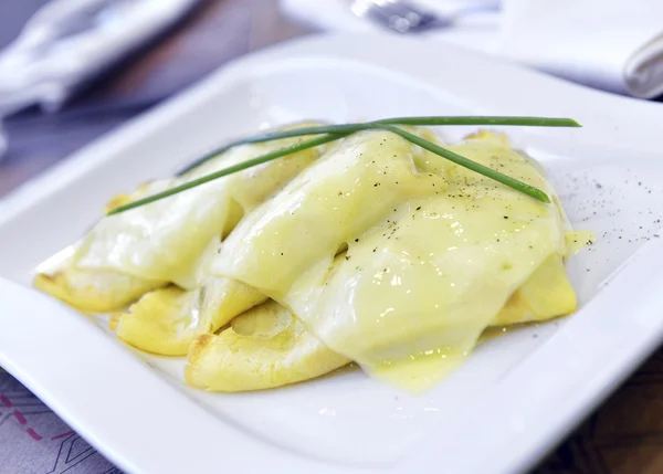 Crepes con queso y champiñones blancos —  Fotos de Stock