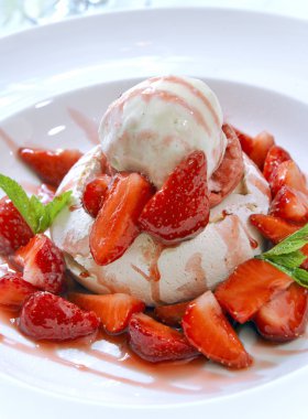 Dondurmalı çilekli tatlı.