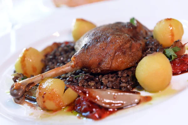 Cuisse de canard rôtie aux pommes cuites au four — Photo