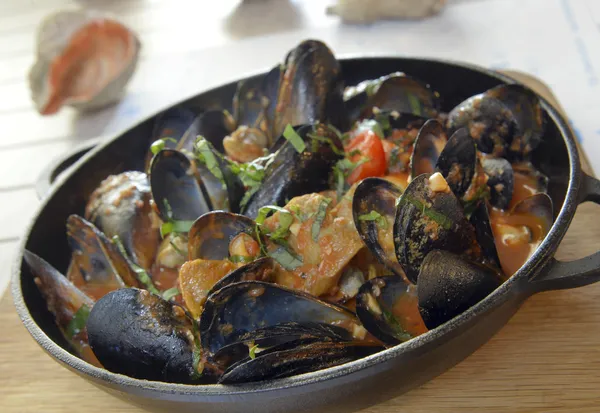 Rapana and mussels in tomato sauce — Stock Photo, Image