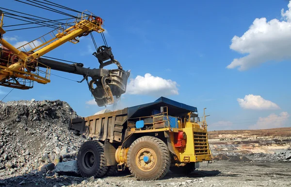 Loading of iron ore — Stock Photo, Image