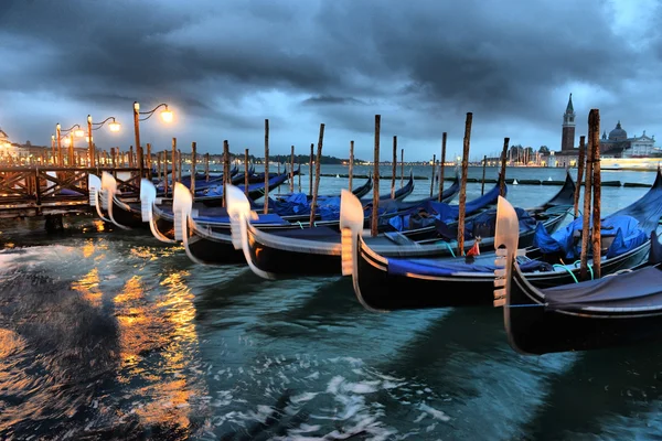 Gondels in Venetië in de nacht — Stockfoto