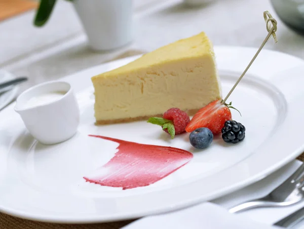 Cheesecake met bessen — Stockfoto