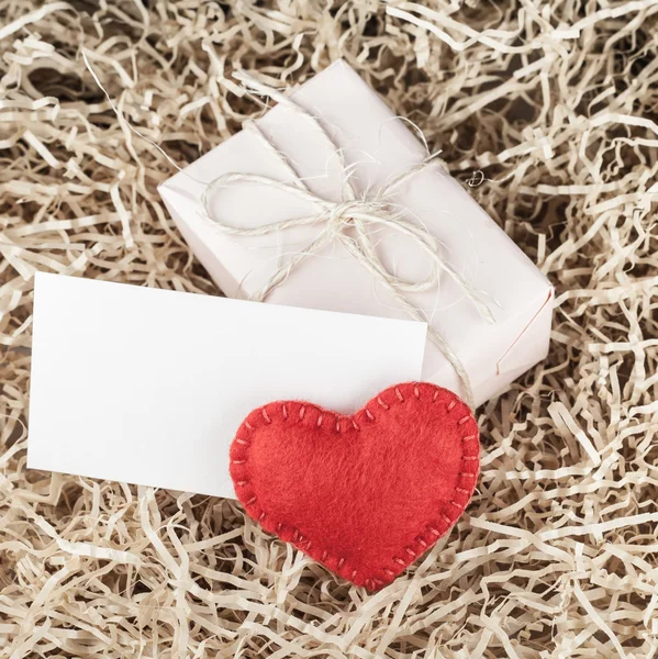 Corazón rojo y caja de regalo — Foto de Stock