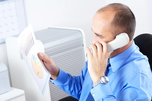 Geschäftsmann arbeitet mit Dokumenten — Stockfoto