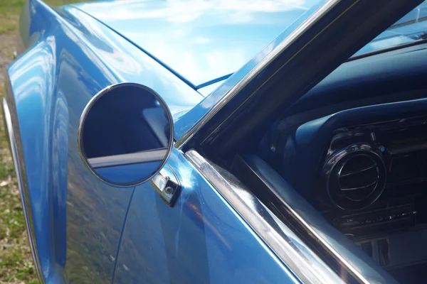 Rear-view mirror of retro car — Stock Photo, Image