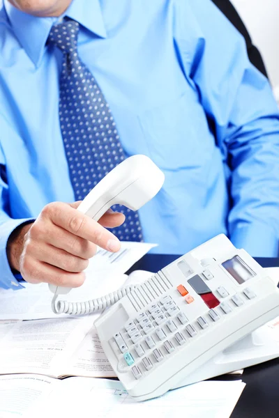 Empresario con teléfono en la oficina — Foto de Stock