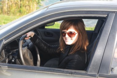 Kız otomobil içinde oturur