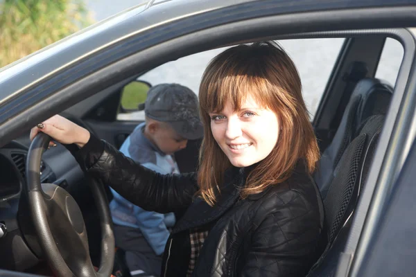 The girl sits in the automobile — Stock Photo, Image