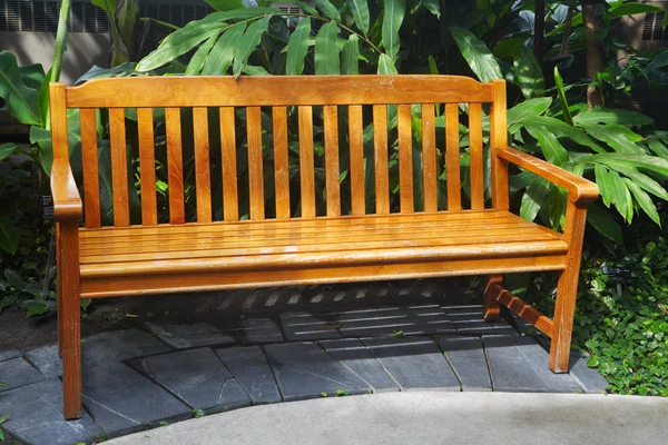 緑豊かな公園には木製のベンチ — ストック写真