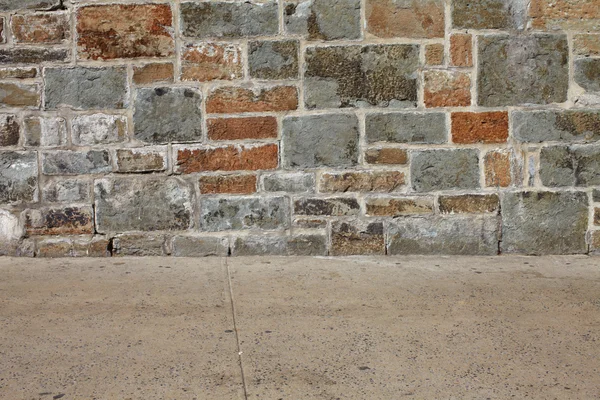 Кам'яна стіна і тротуар — стокове фото