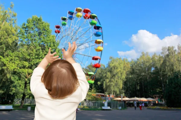 The small girl and Ferris wheel — Stock Photo, Image